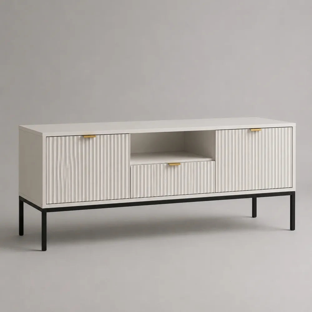Mobile TV rettangolare in MDF bianco con ante scanalate e vano centrale aperto gambe in metallo nero e oro 160 cm 40 cm 55 cm