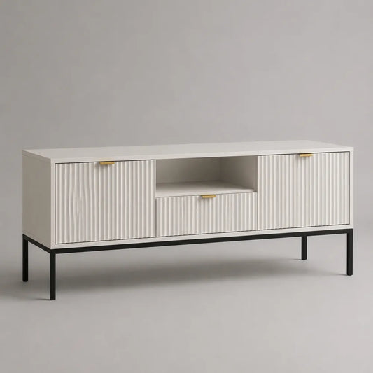 Mobile TV rettangolare in MDF bianco con ante scanalate e vano centrale aperto gambe in metallo nero e oro 160 cm 40 cm 55 cm
